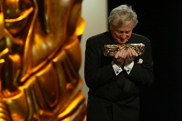 L'acteur français Claude Rich avec son prix d'honneur. |Photo : Getty Images.
