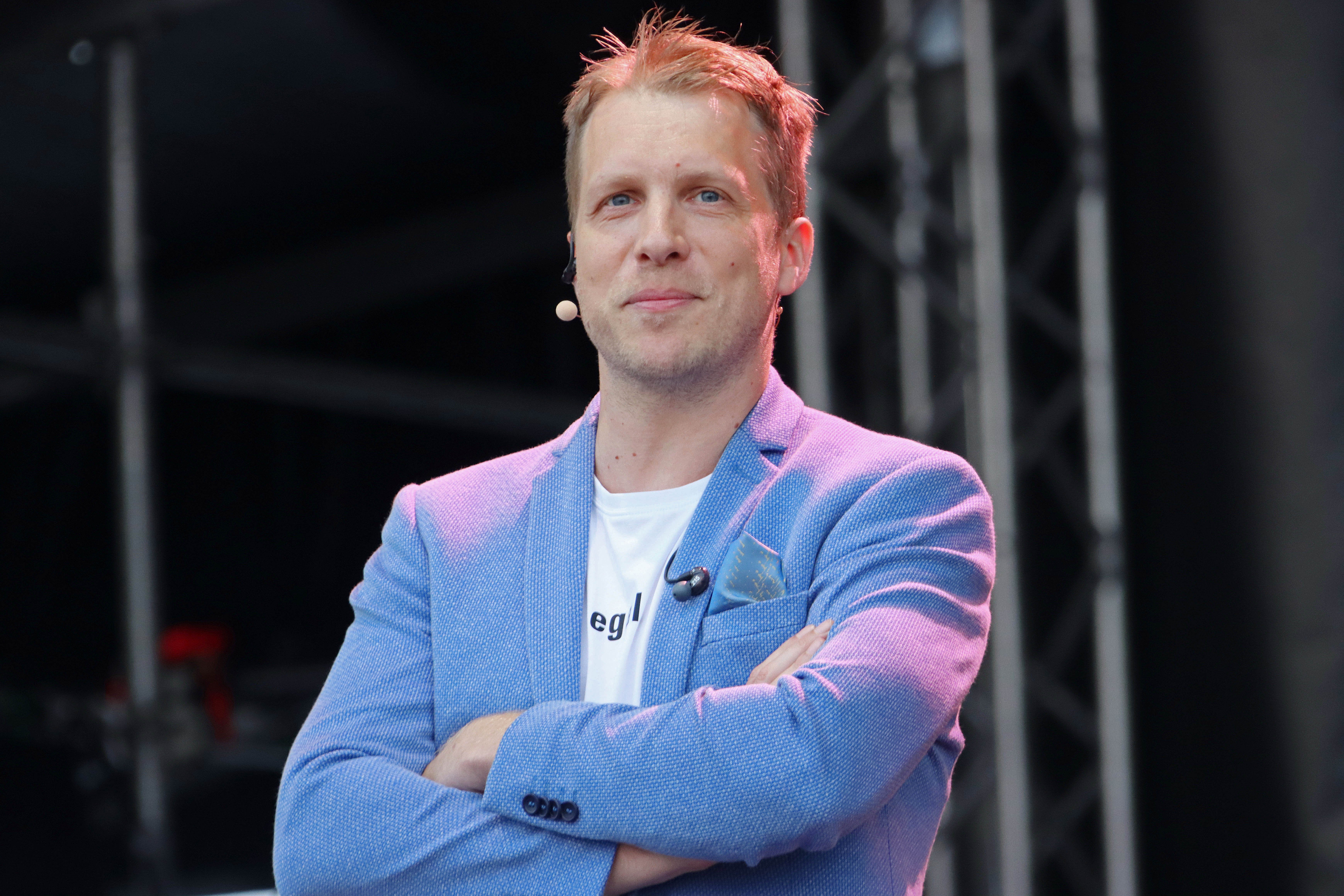 Oliver Pocher während "Die Pochers Hier!" live bei Autokino Steinwerder am 1. Juli 2020 in Hamburg. | Quelle: Getty Images