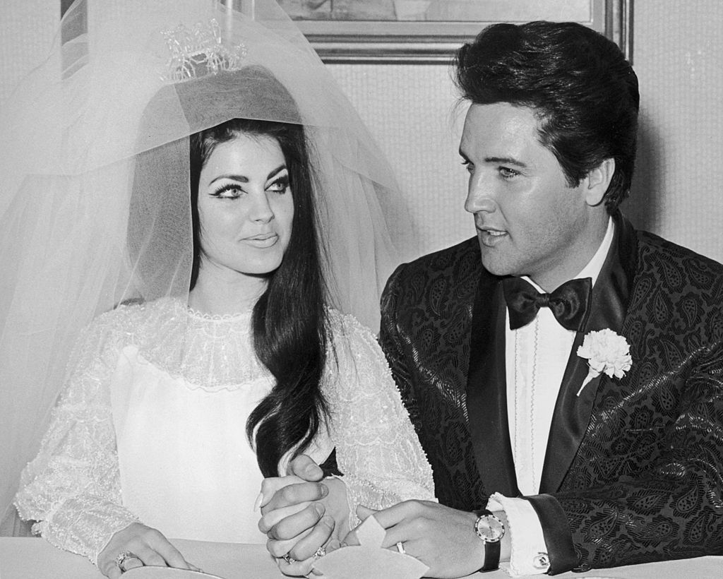 American rock n' roll singer and actor Elvis Presley holds hands with his bride Priscilla Presley on their wedding day, Las Vegas, Nevada. | Source: Getty Images