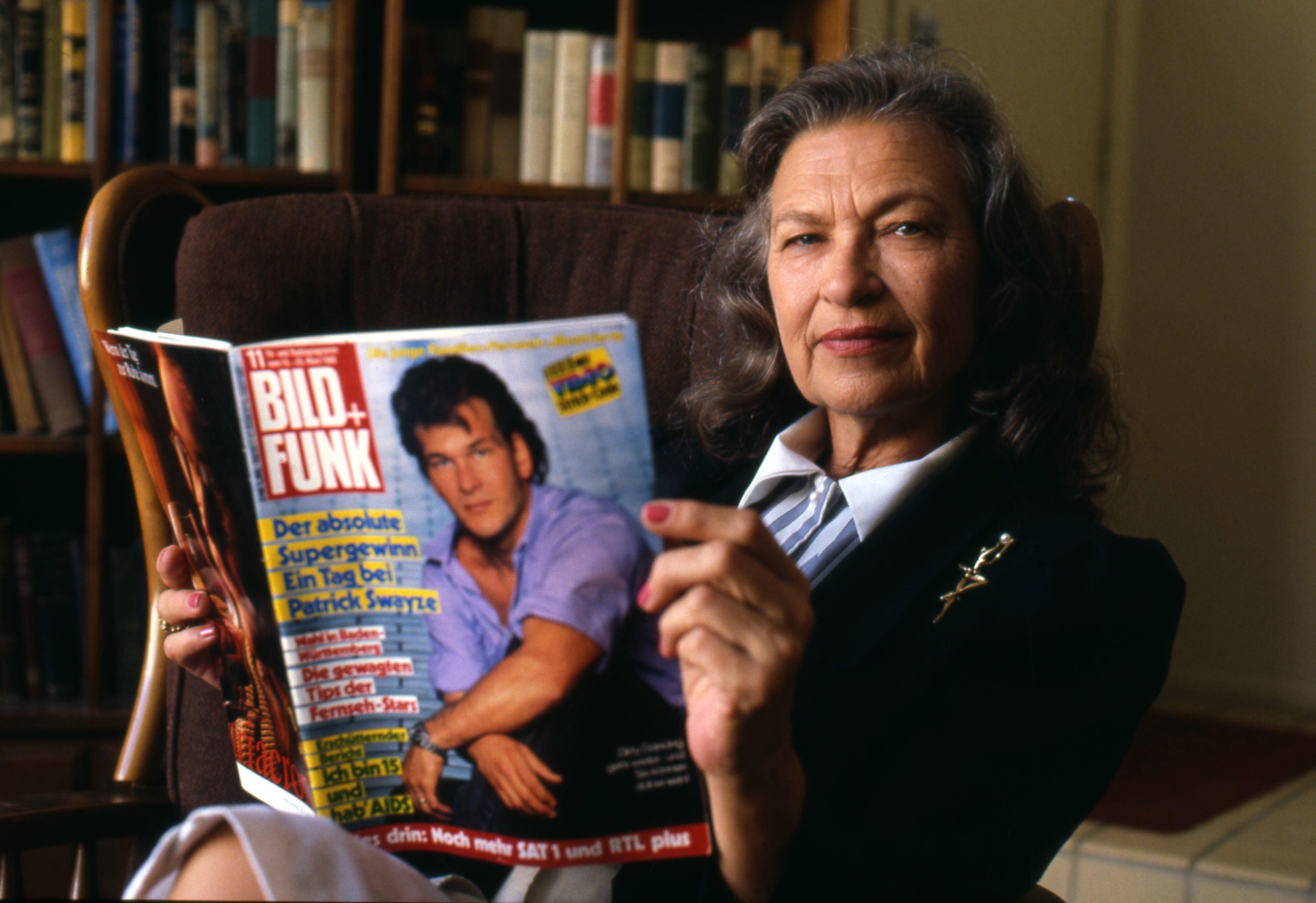 Patsy Swayze holds a copy of Bild Funk Magazine featuring her son Patrick Swayze in 1988. | Source: Getty Images