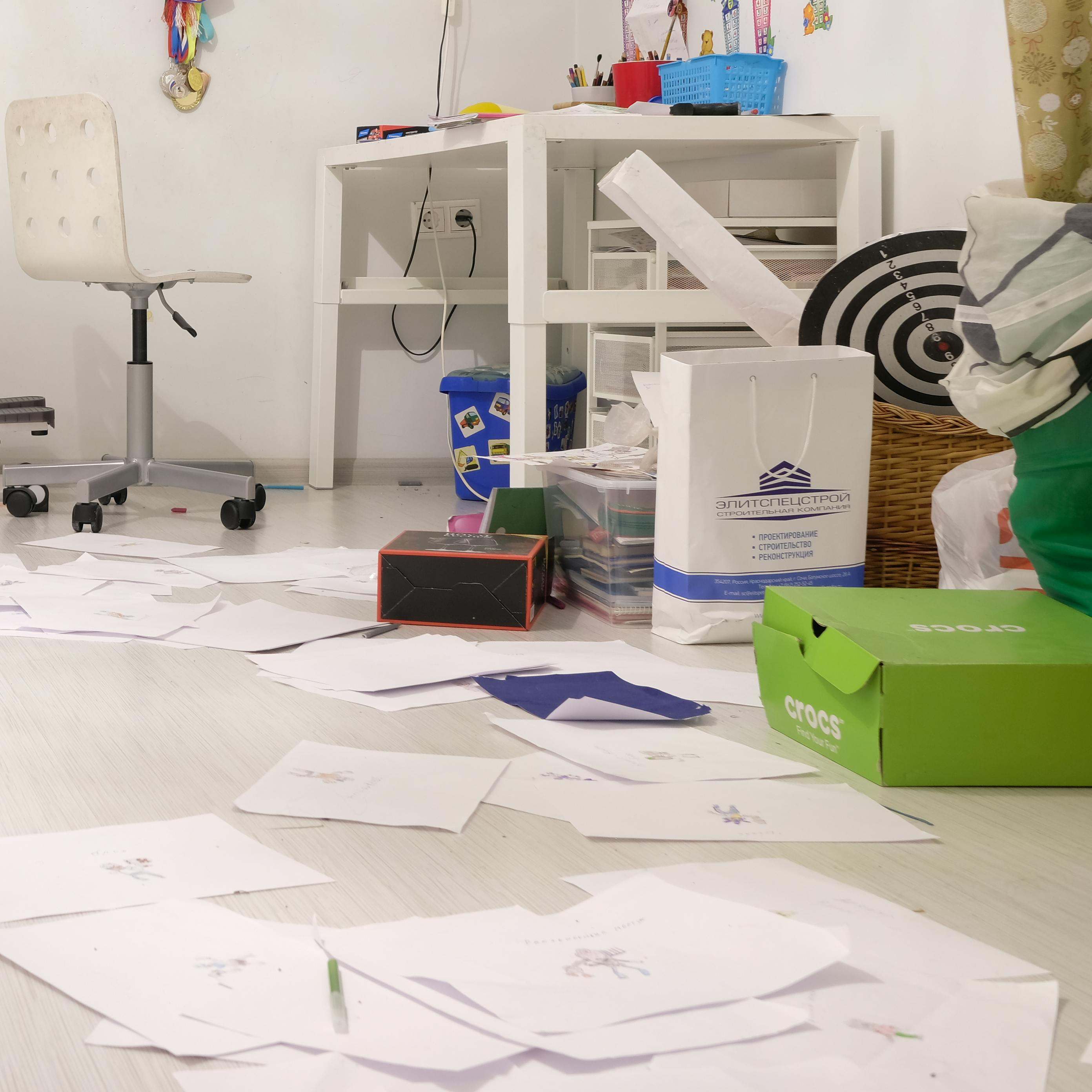 A messy office space | Source: Pexels