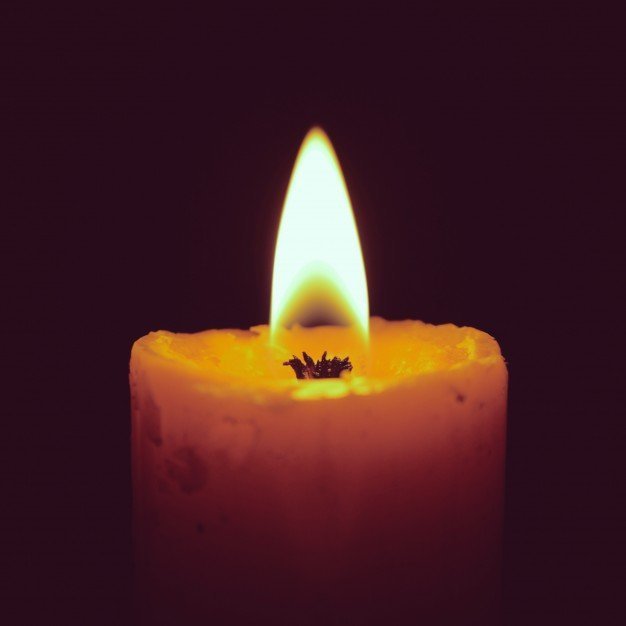 A lit candle | Photo: Freepik