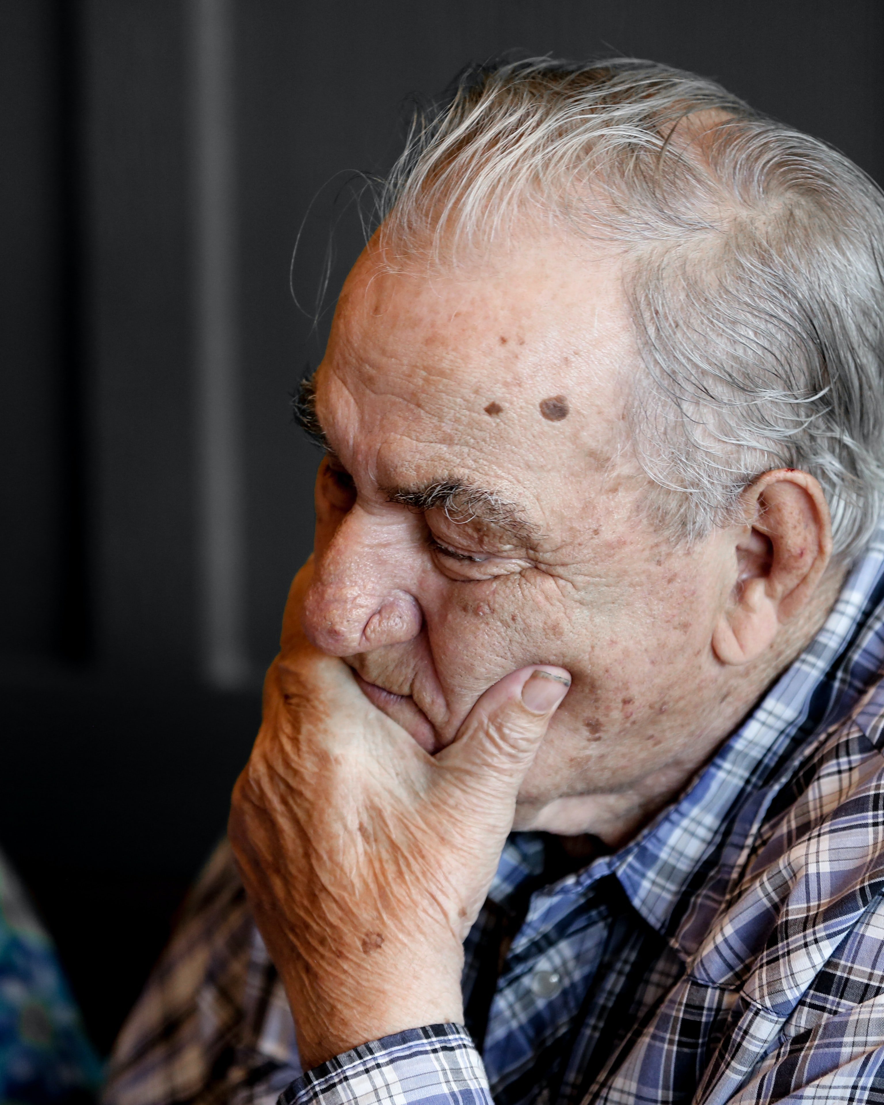 Anciano con su mano sobre su rostro. | Foto: Unsplash