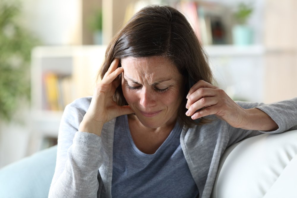 Mujer afligida hablando por teléfono. | Foto: Shutterstock
