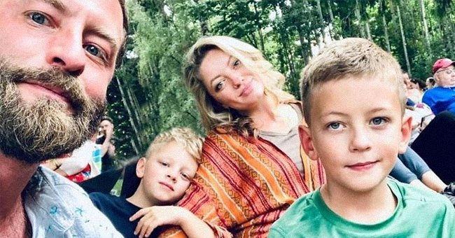 Married couple Jessica Brandes and J.R. Storment with their twin boys Wiley and Oliver.┃Source: twitter.com/DailyMirror