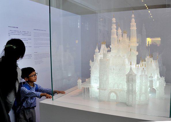 Visitantes observando el castillo de cristal en el Museo del Vidrio de Shanghái, el 18 de mayo de 2016 en Shanghái, China. │ Foto: Getty Images