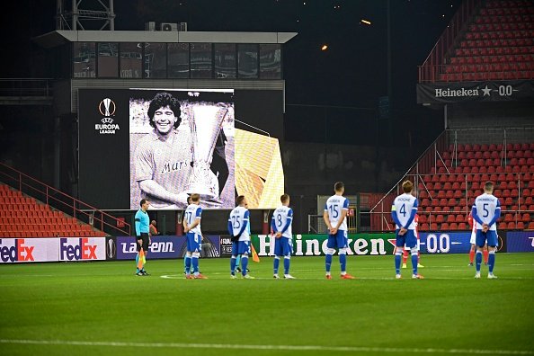  hommage à /Maradona lors du match du groupe D de l'UEFA Europa League entre le Royal Standard de Liège et Lech Poznan.|Photo : Getty Images.