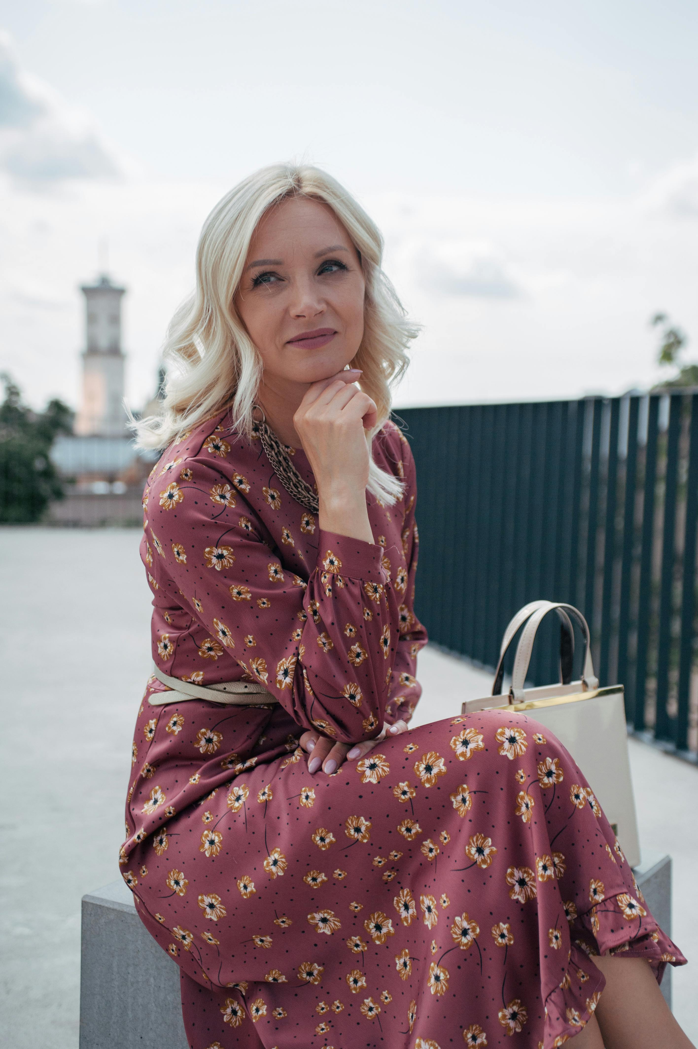 A woman in mauve pink | Source: Pexels