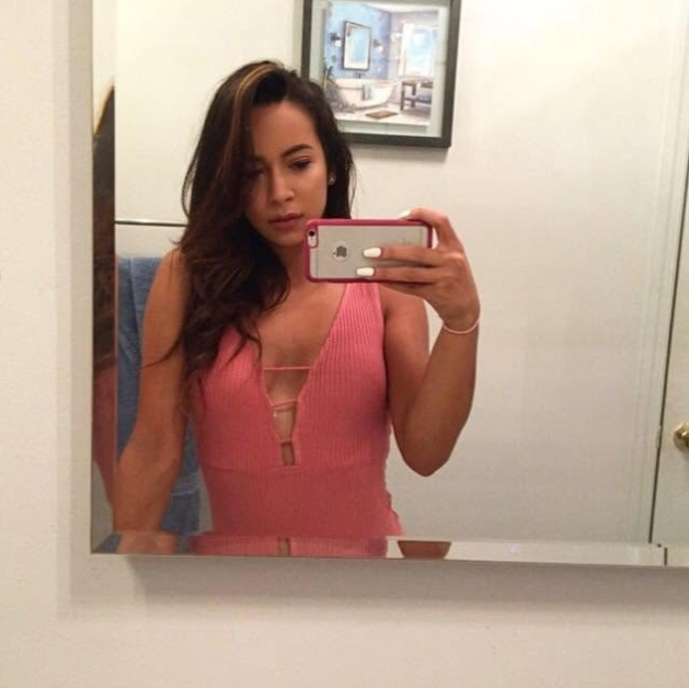 Aimee Aguilar posed for a mirror selfie in a pink outfit in a photo shared on November 9, 2016. | Source: Facebook/Aimee Elizabeth Aguilar