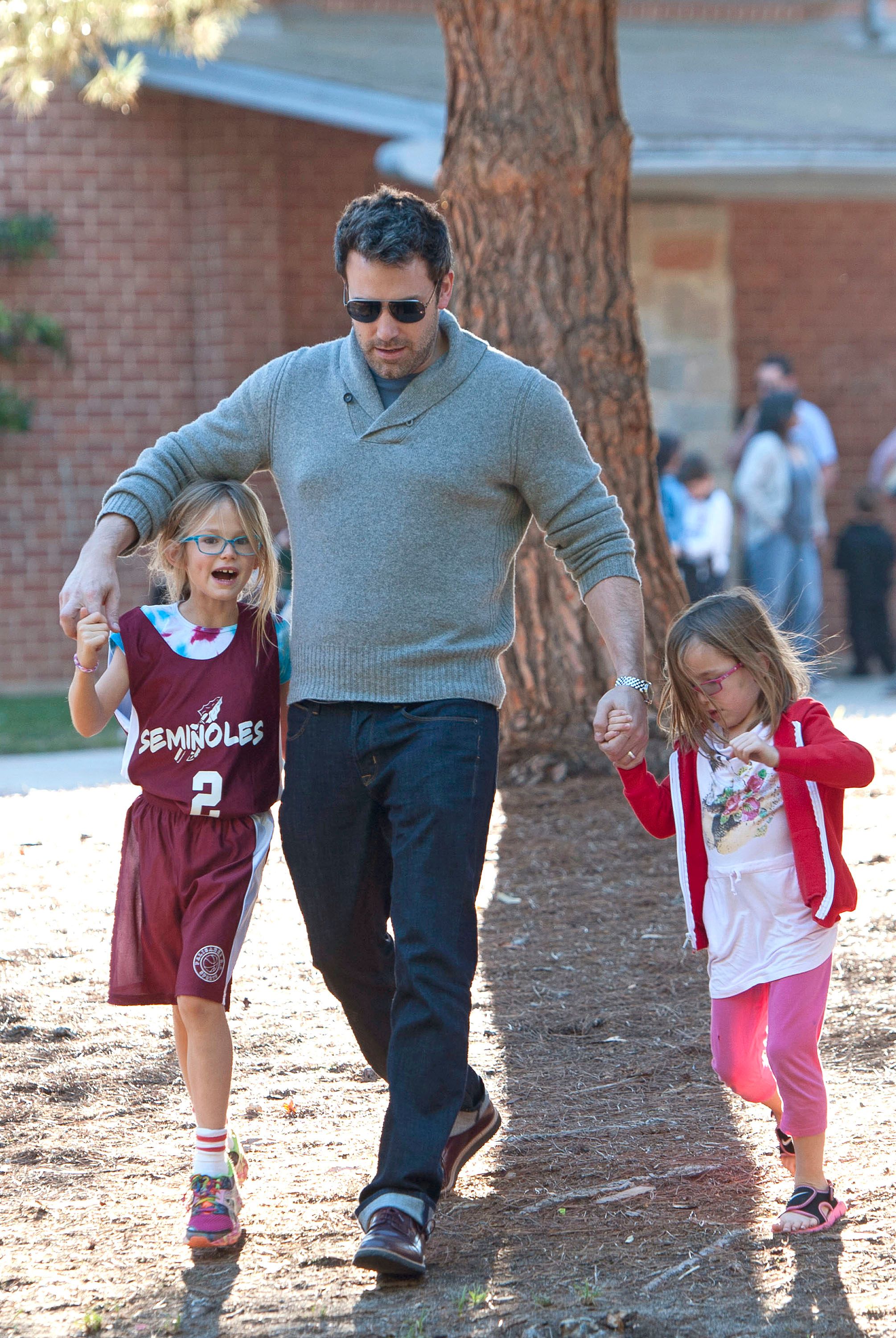 Ben, Violet, and Seraphina Affleck walking at Pacific Pallisades Park on November 24, 2013, in Los Angeles, California | Source: Getty Images