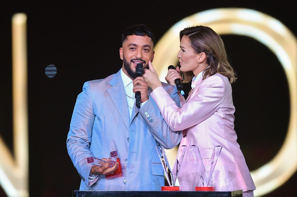 Slimane (à gauche) et Vitaa (à droite) fêtent sur scène après avoir reçu le prix de la meilleure chanson lors de la 35e édition des Victoires de la musique, à la Seine Musicale, le 14 février 2020 à Boulogne-Billancourt, France. | Photo : Getty Images