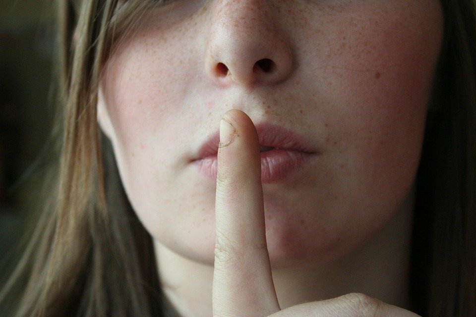 Mujer con gesto de "shhh". | Foto: Pixabay