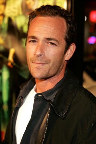 Luke Perry arrive à la première de "Domino" au Grauman? S Chinese Theatre le 11 octobre 2005 à Hollywood, Californie. | Photo : Getty Images
