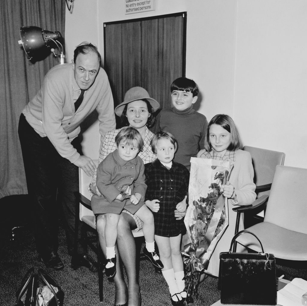 Patricia Neal con su esposo Roald Dahl y sus hijos Tessa, Theo, Ophelia y Lucy, 1968. | Foto: Getty Images.