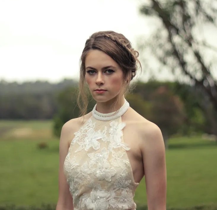 Mujer con rostro enojado en el día de su boda. | Foto: Unsplash