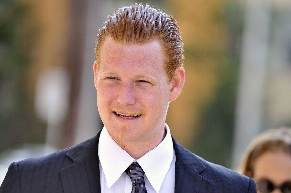 Redmond O'Neal leaves court after his final progress report at LAX Courthouse on October 9, 2012, in Los Angeles, California. | Source: Getty Images.