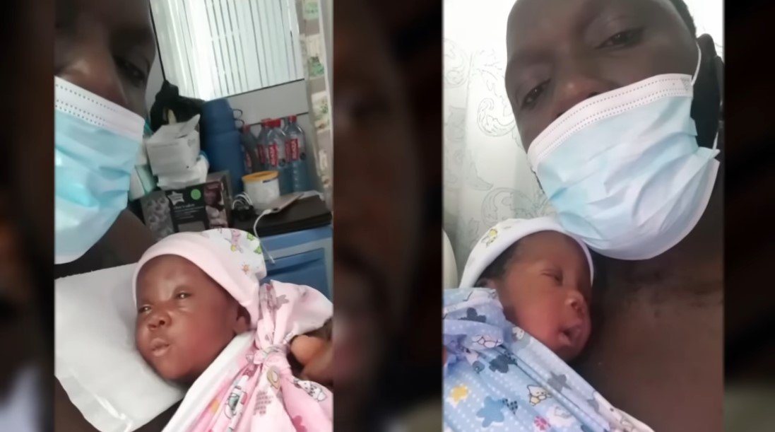 Edmund Akrofi cargando a sus mellizos cuando nacieron. | Foto: Youtube/Joy Learning Tv