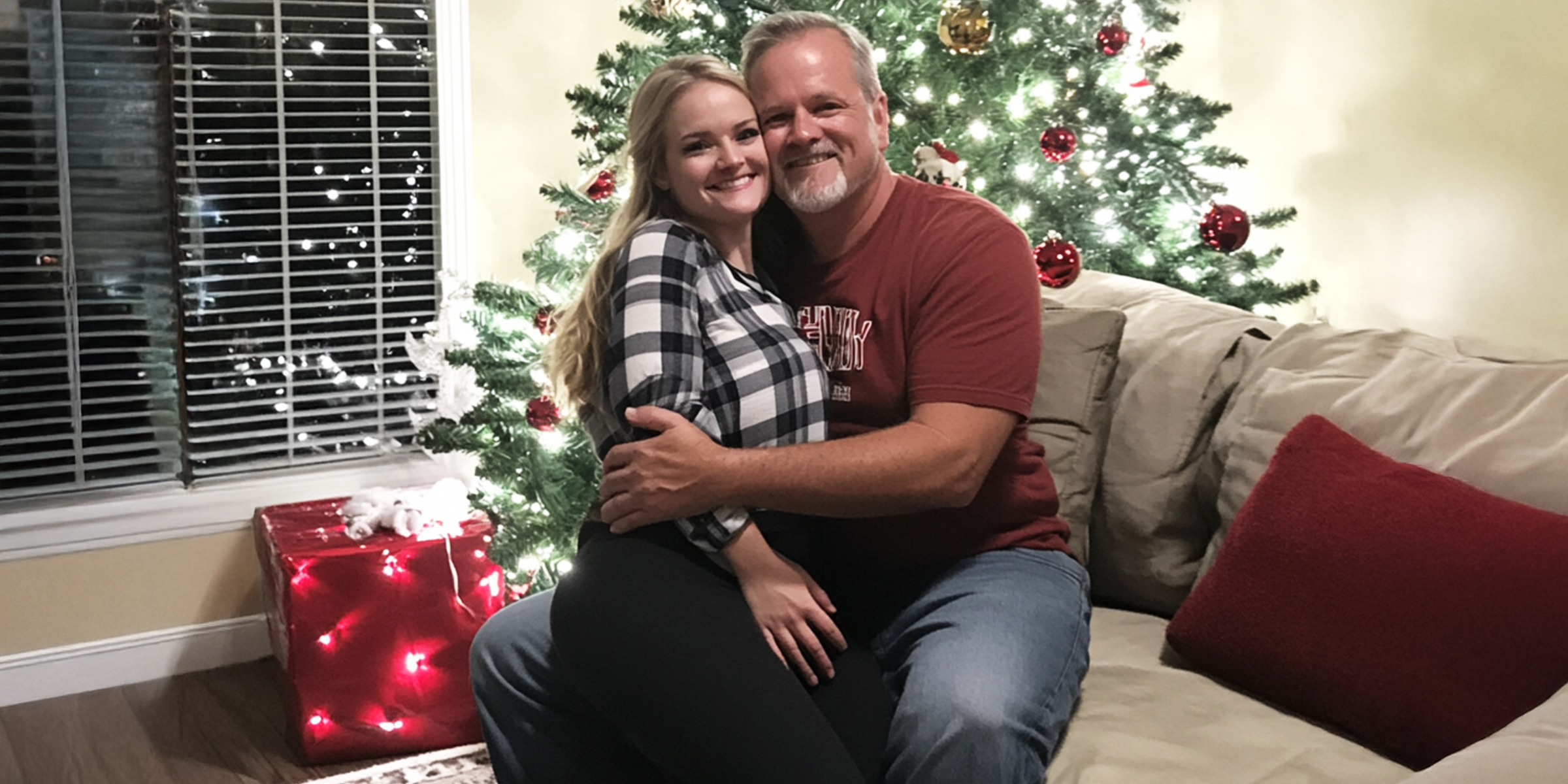 An older man sitting on the couch with a young woman | Source: AmoMama