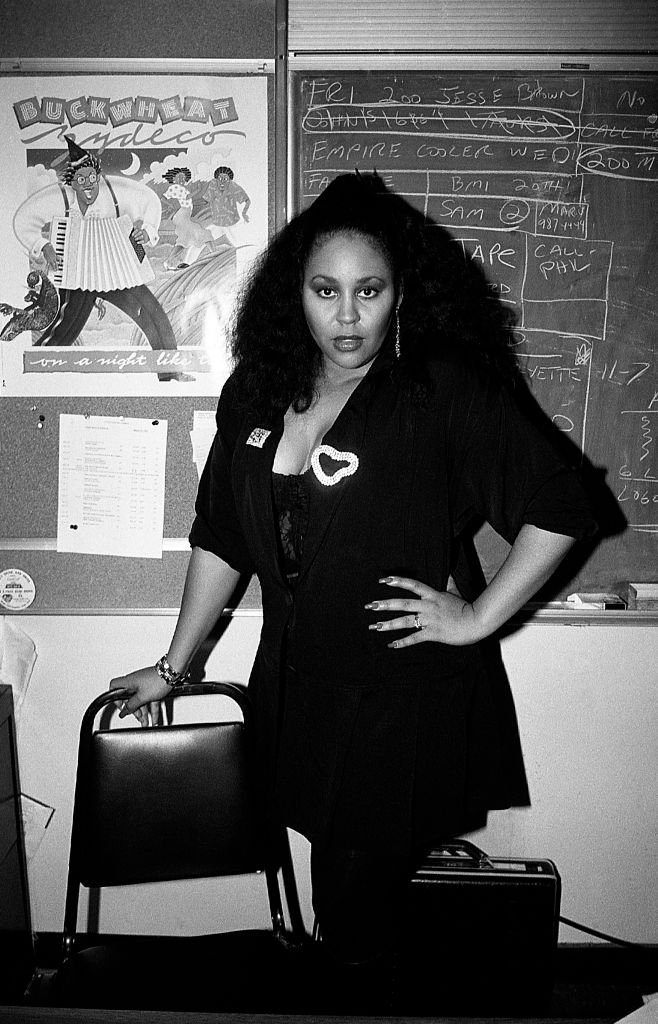 Singer Vesta Williams poses for photos backstage at the Park West in Chicago, Illinois in March 1989. | Photo: Getty Images