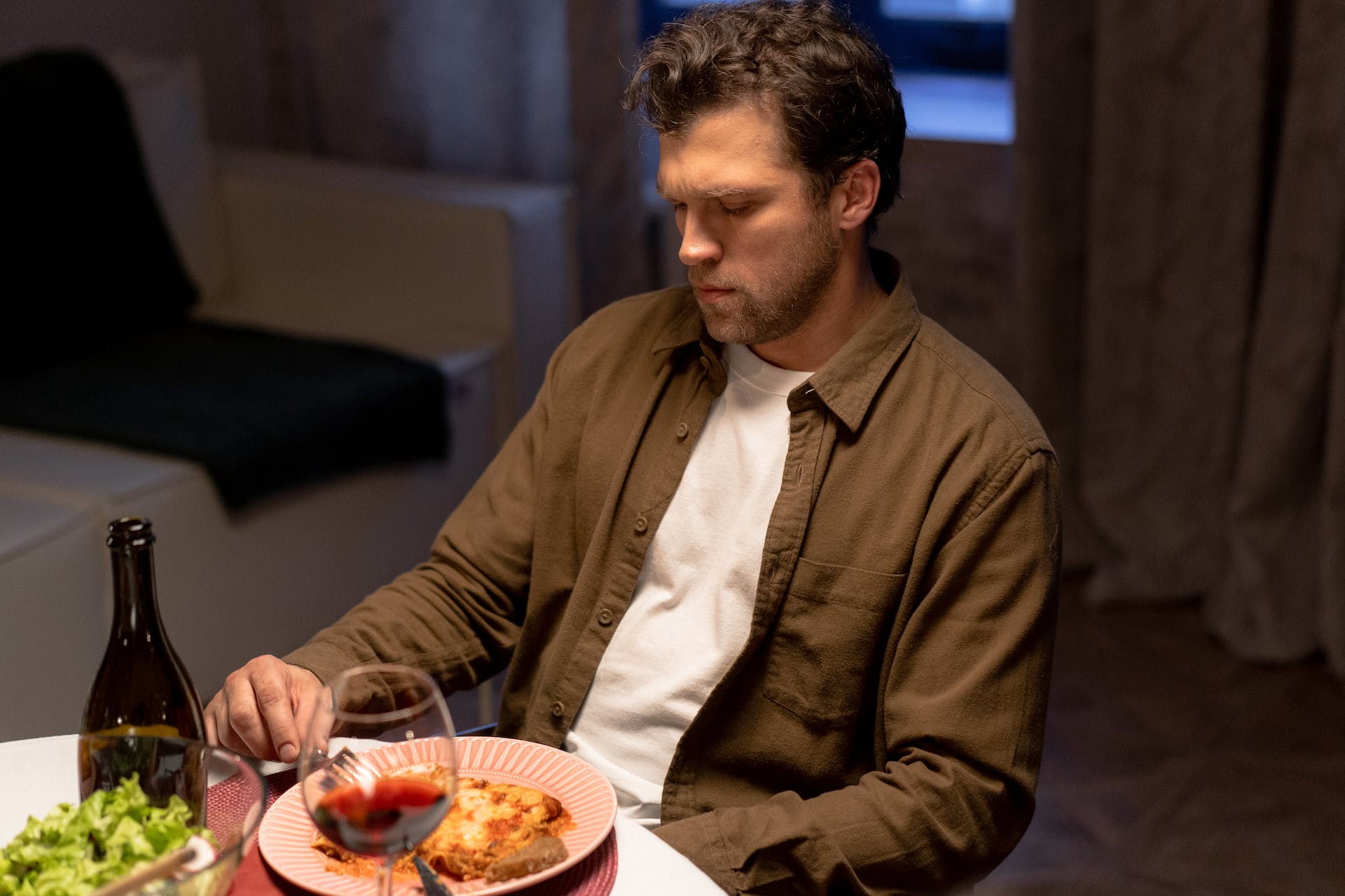 An angry man sitting at the dinner table | Source: Pexels