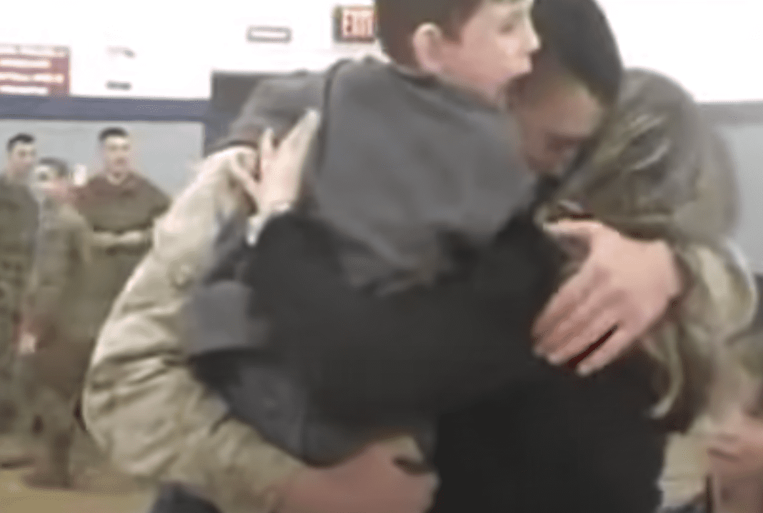 Ein Marinesoldat umarmt seine Familie nach sieben Monaten Abwesenheit von zu Hause | Quelle: Youtube/CNN