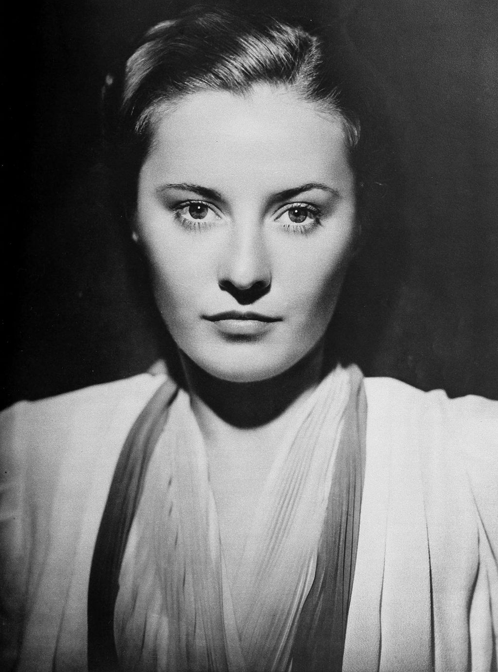 Portrait of Barbara Stanwyck by George Hurrell on June 1, 1938. | Photo: Wikimedia Commons