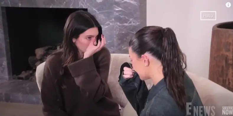 Kylie Jennfer confiding in her sister Kendall Jenner about dealing with harsh online criticism. | Source: YouTube/E! News