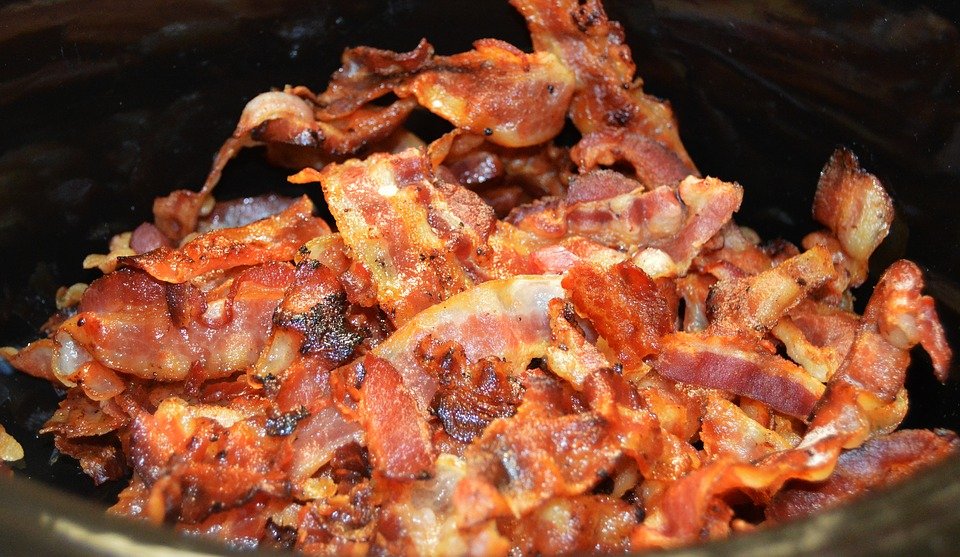 A plate of fried bacon strips. | Photo: pixabay.com
