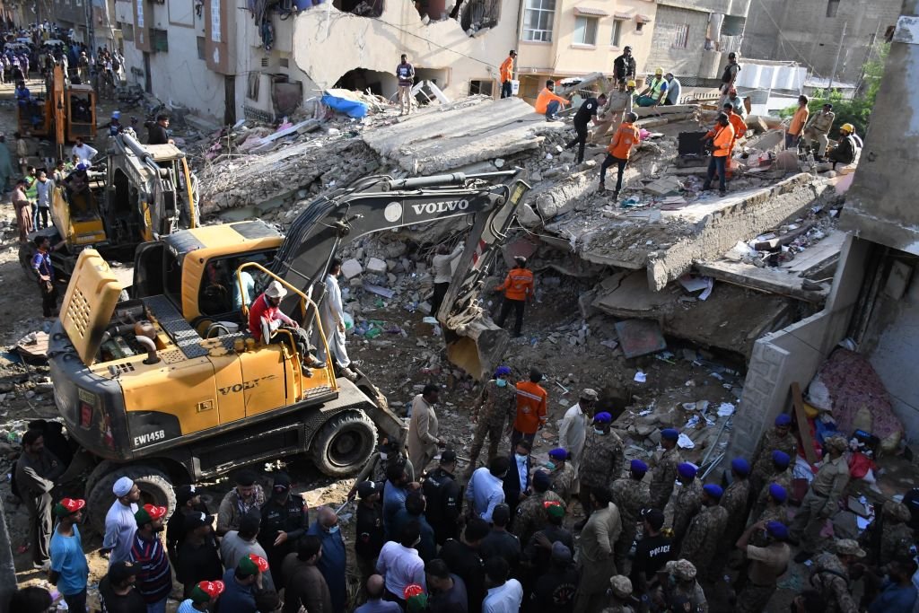 Rescue workers search for victims under the rubble after a five-story residential building collapsed on September 10, 2020 | Photo: Getty Images