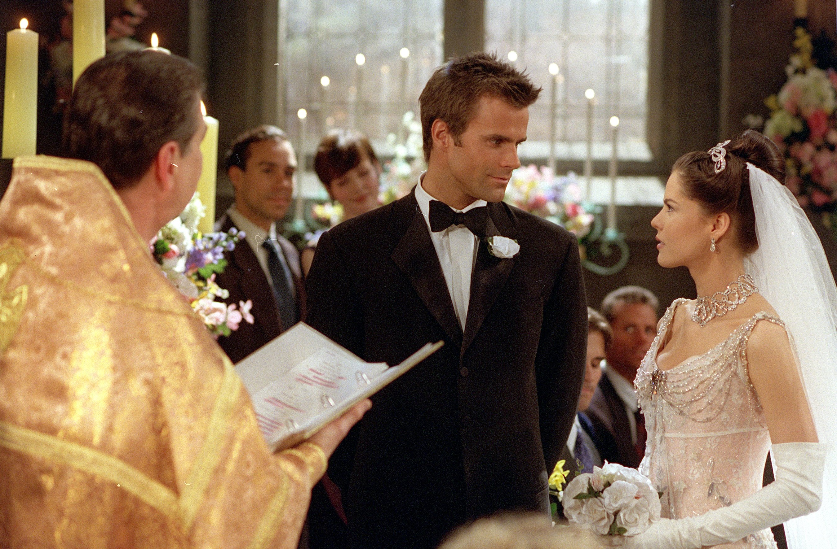 Cameron Mathison as Ryan Lavery and Esta TerBlanche as Gillian Andrassy in a wedding scene from "All My Children" in April 2001 | Source: Getty Images