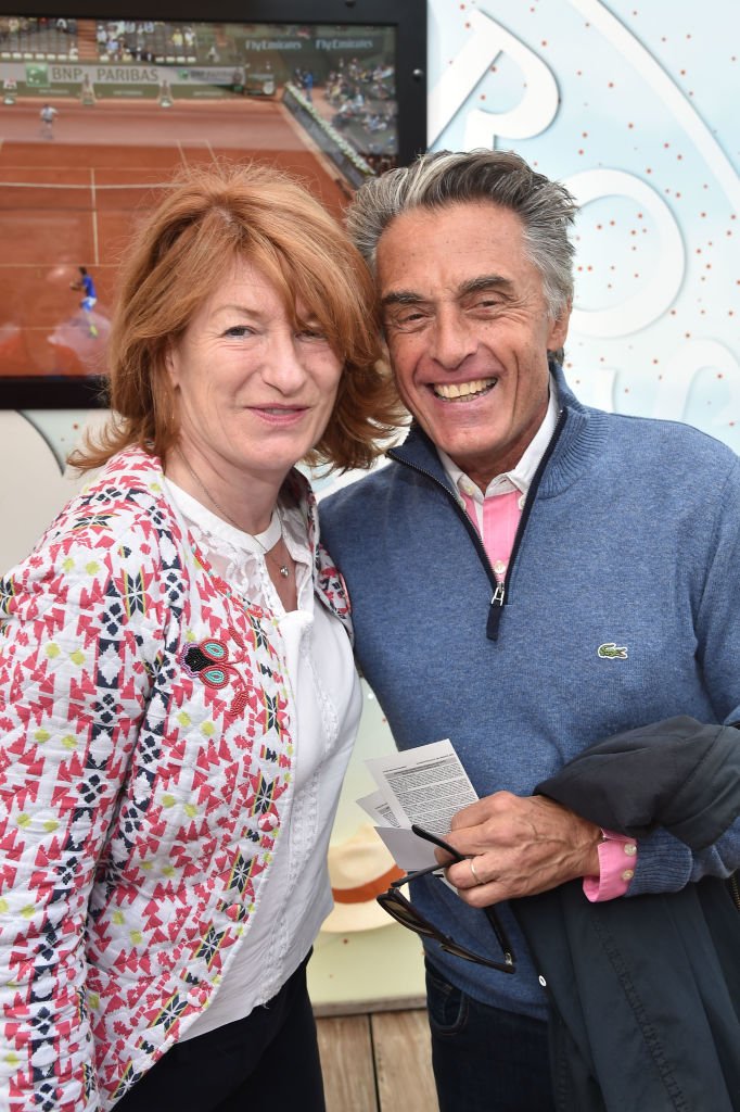 Le journaliste Gerard Holtz et son épouse, Murielle Mayette assistent à l'Open de France de tennis 2017 à Roland Garros le 3 juin 2017 à Paris, France. | Photo : Getty Images