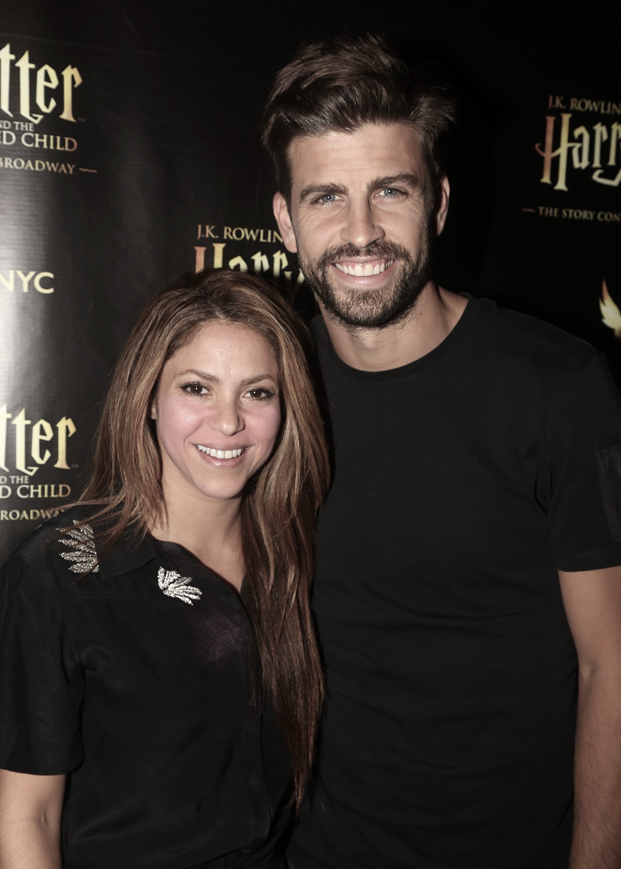 Shakira y Gerard Piqué posan entre bastidores en la exitosa obra "Harry Potter and the Cursed Child, Parts One & Two" en Broadway en The Lyric Theatre el 7 de septiembre de 2019 en la ciudad de Nueva York. | FotoGetty Images