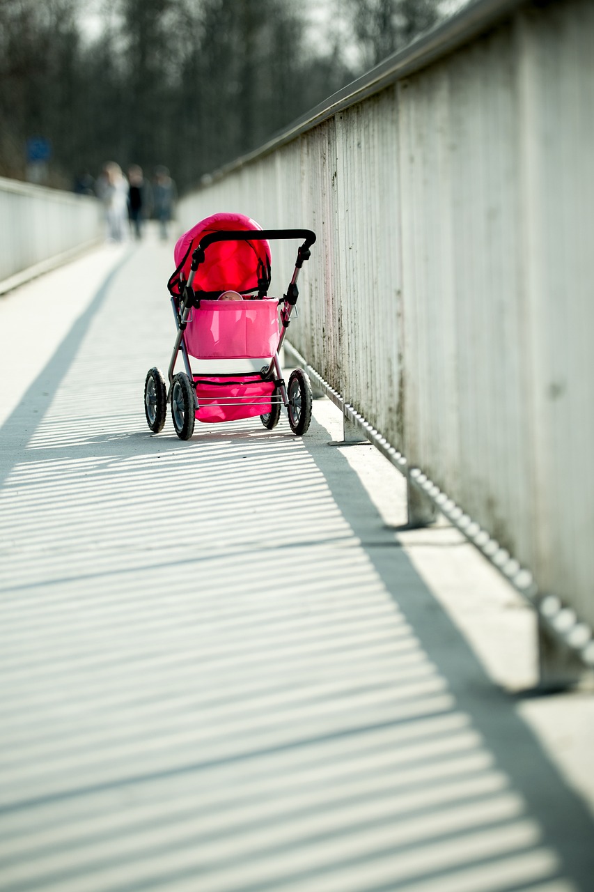 A baby stroller on the roadside | Source: Pixabay