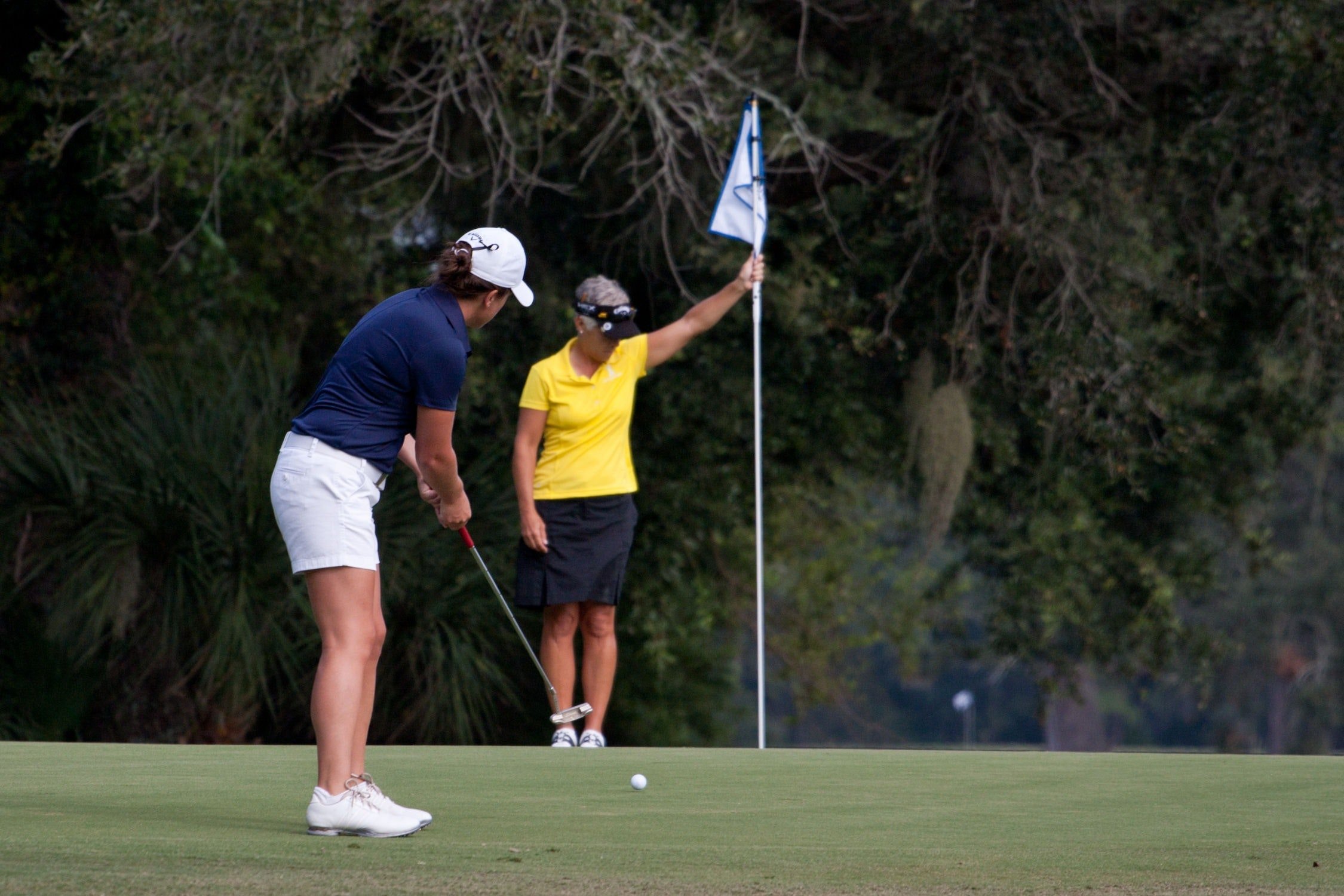 A man and a woman playing golf | Photo: Pexels