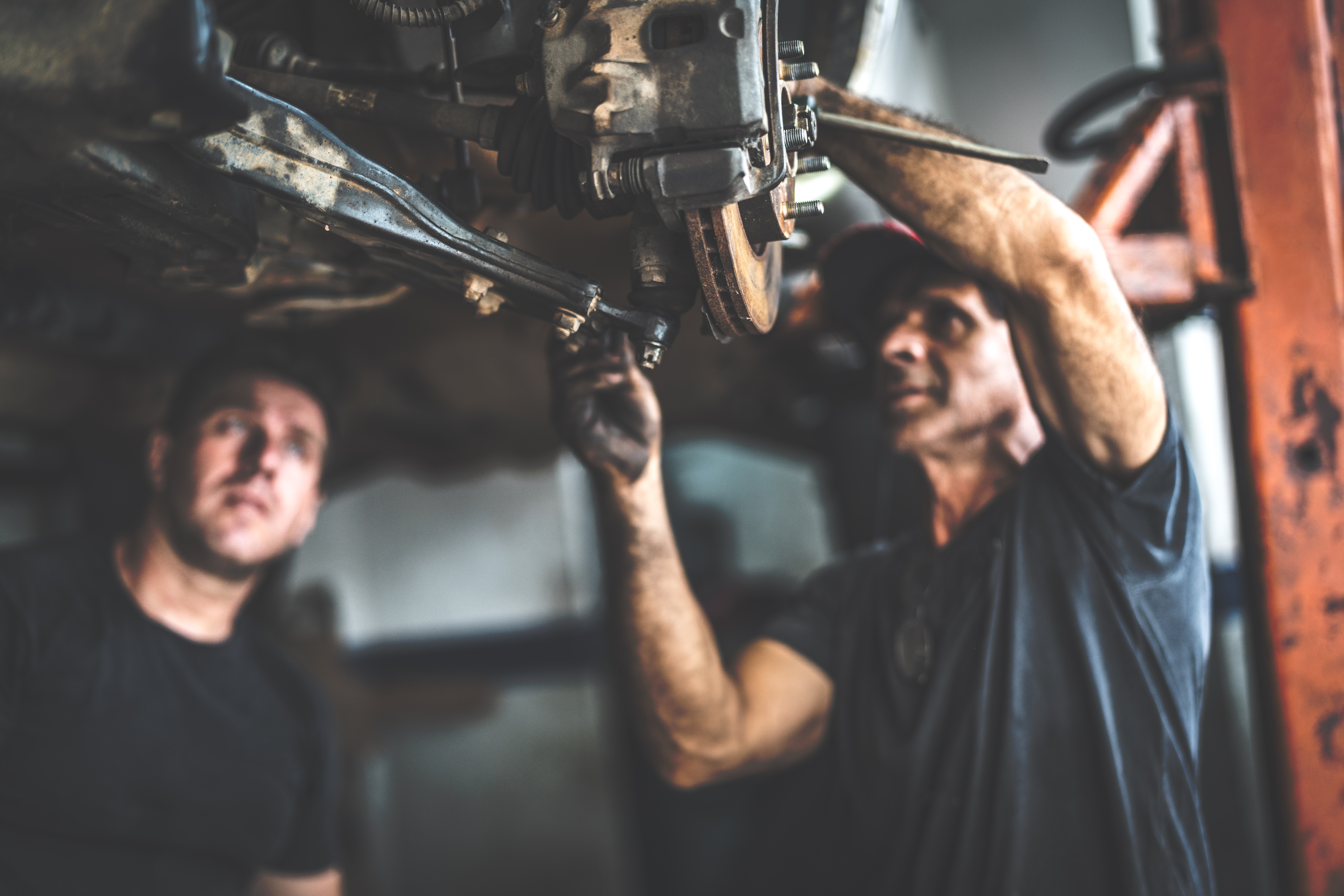Professional mechanic repairing a car in auto repair shop | Source: Getty Images
