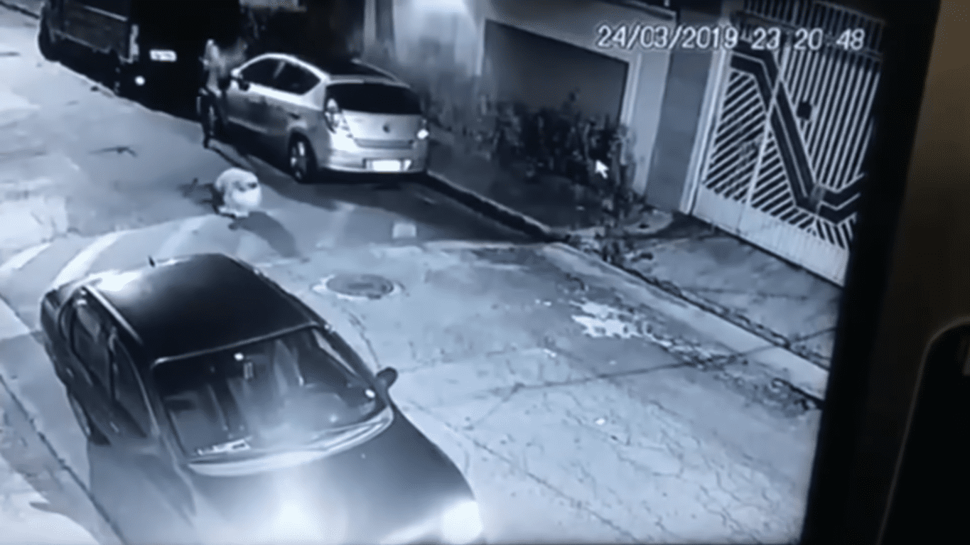 El momento del disparo | Imagen tomada de: YouTube/LiveLeak Channel