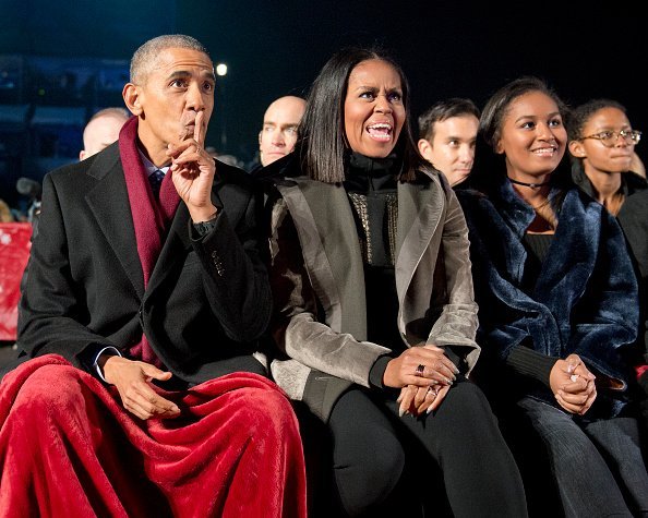Barack Obama, first lady Michelle Obama and daughter Sasha Obama at the National Christmas Tree Lighting in Washington.| Photo: Getty Images.