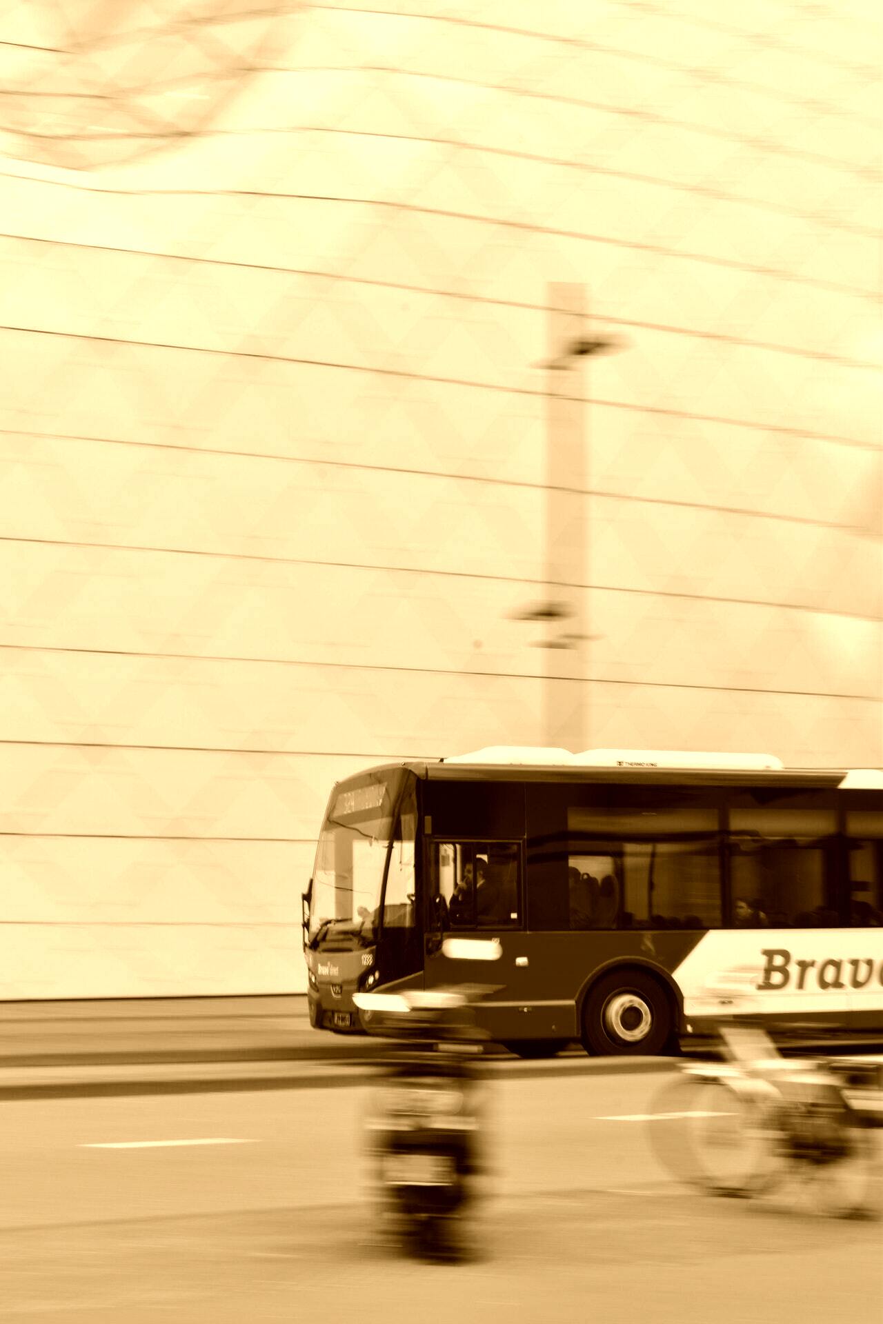 Un autobús se desplaza por un tunel. | Foto: Pexels