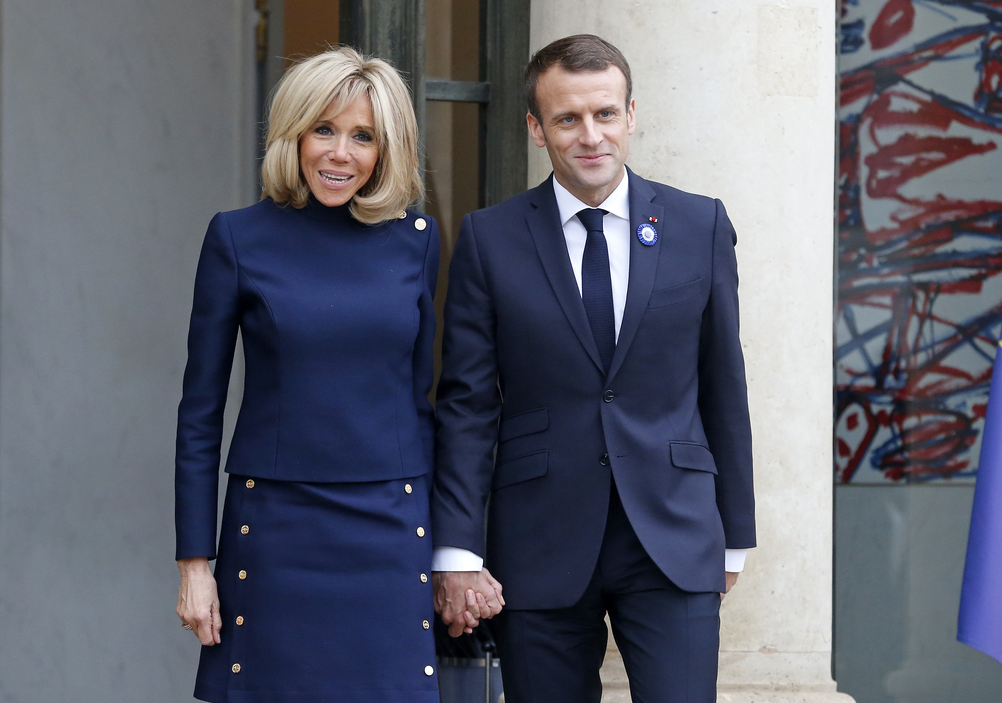 Le président français Emmanuel Macron et son épouse Brigitte Macron regardent le président américain Donald Trump et la première dame, Melania Trump, quitter le Palais présidentiel de l'Elysée après leur déjeuner du 10 novembre 2018 à Paris, France.| Photo : Getty Images Le président français Emmanuel Macron et son épouse Brigitte Macron regardent le président américain Donald Trump et la première dame, Melania Trump, quitter le Palais présidentiel de l'Elysée après leur déjeuner du 10 novembre 2018 à Paris, France.| Photo : Getty Images
