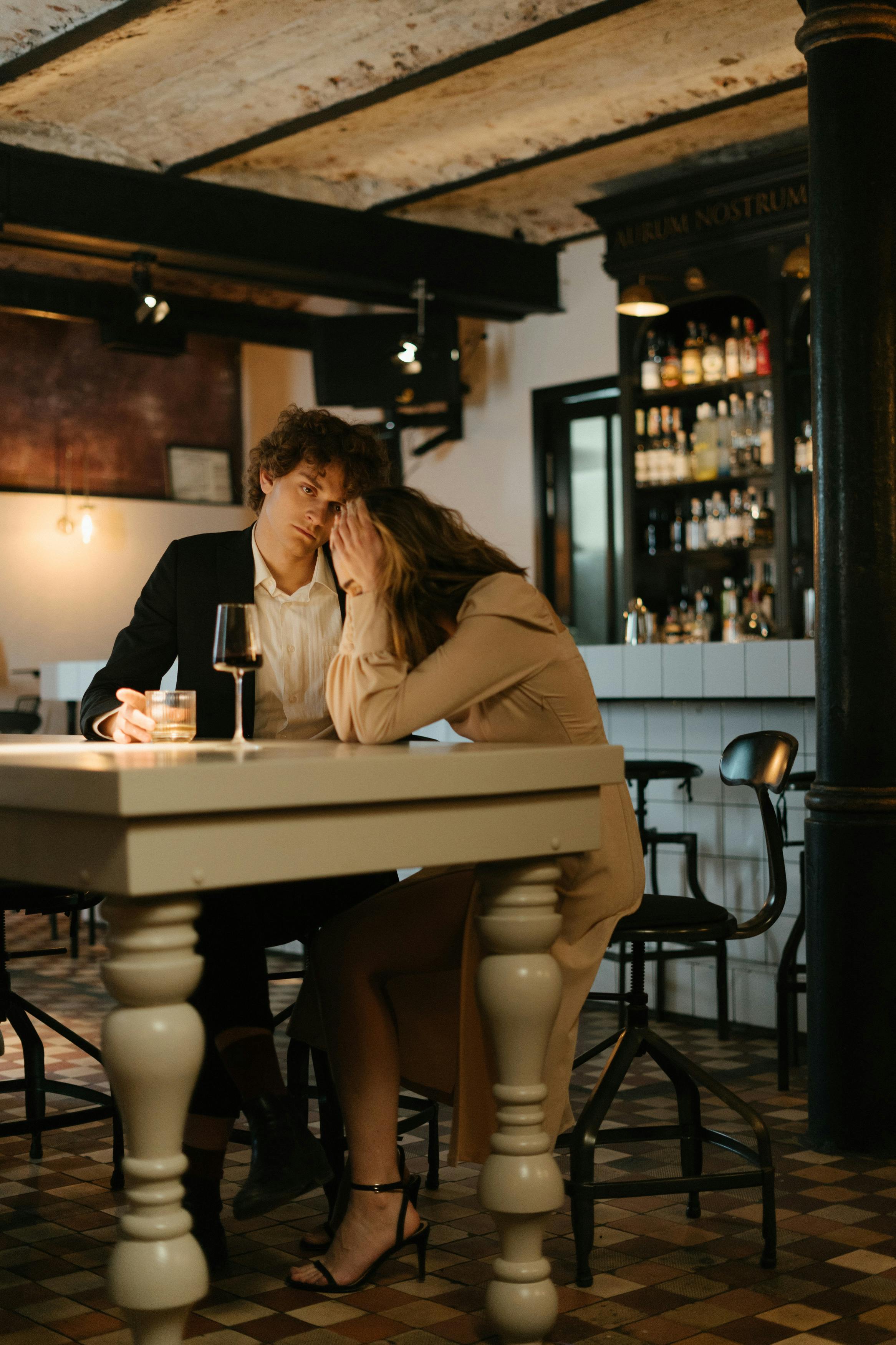 A distressed woman having an uncomfortable conversation with her man at a restaurant | Source: Pexels
