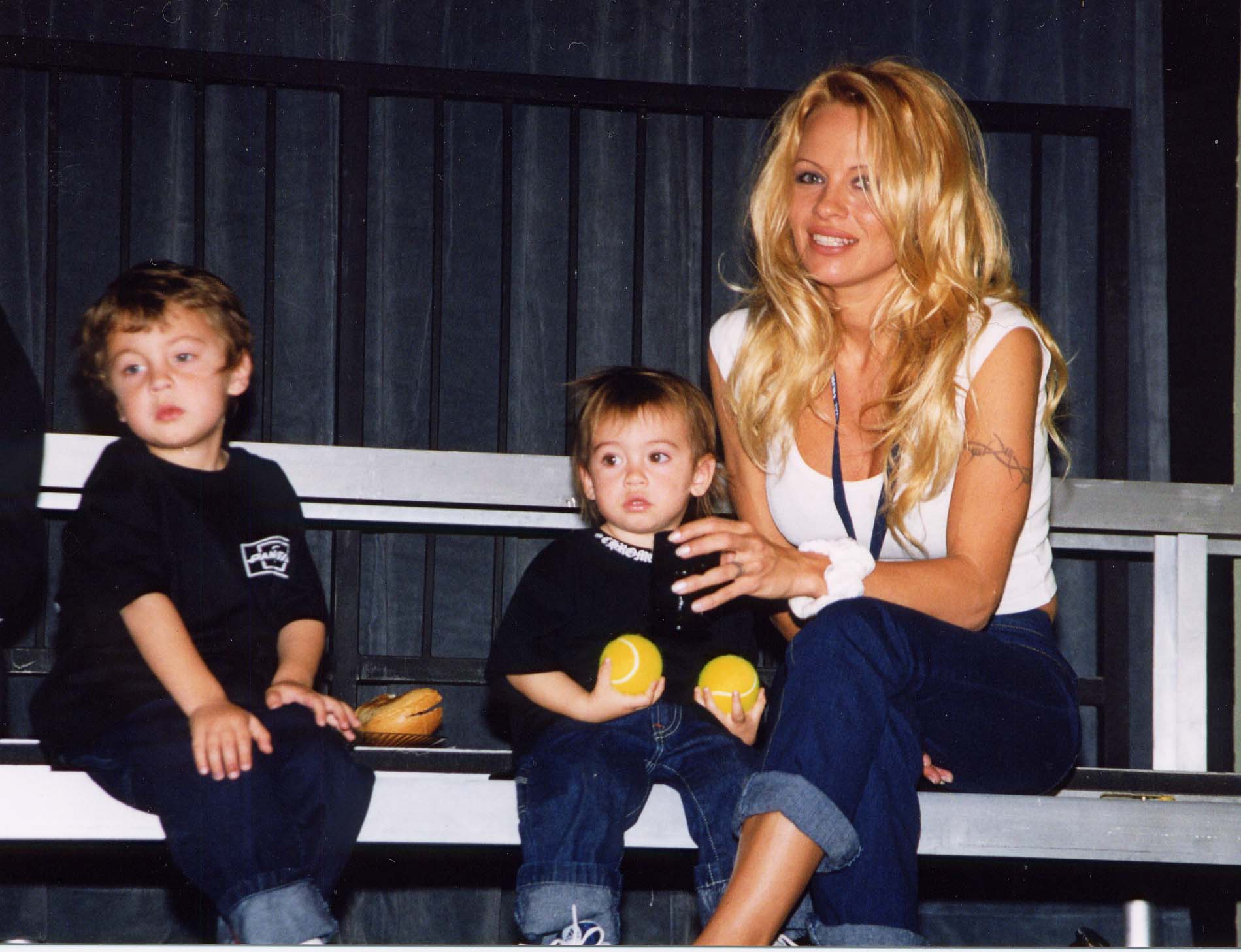 Pamela Anderson with Brandon and Dylan Lee at the taping of "MTV Ball2K" on January 15, 1999 | Source: Getty Images