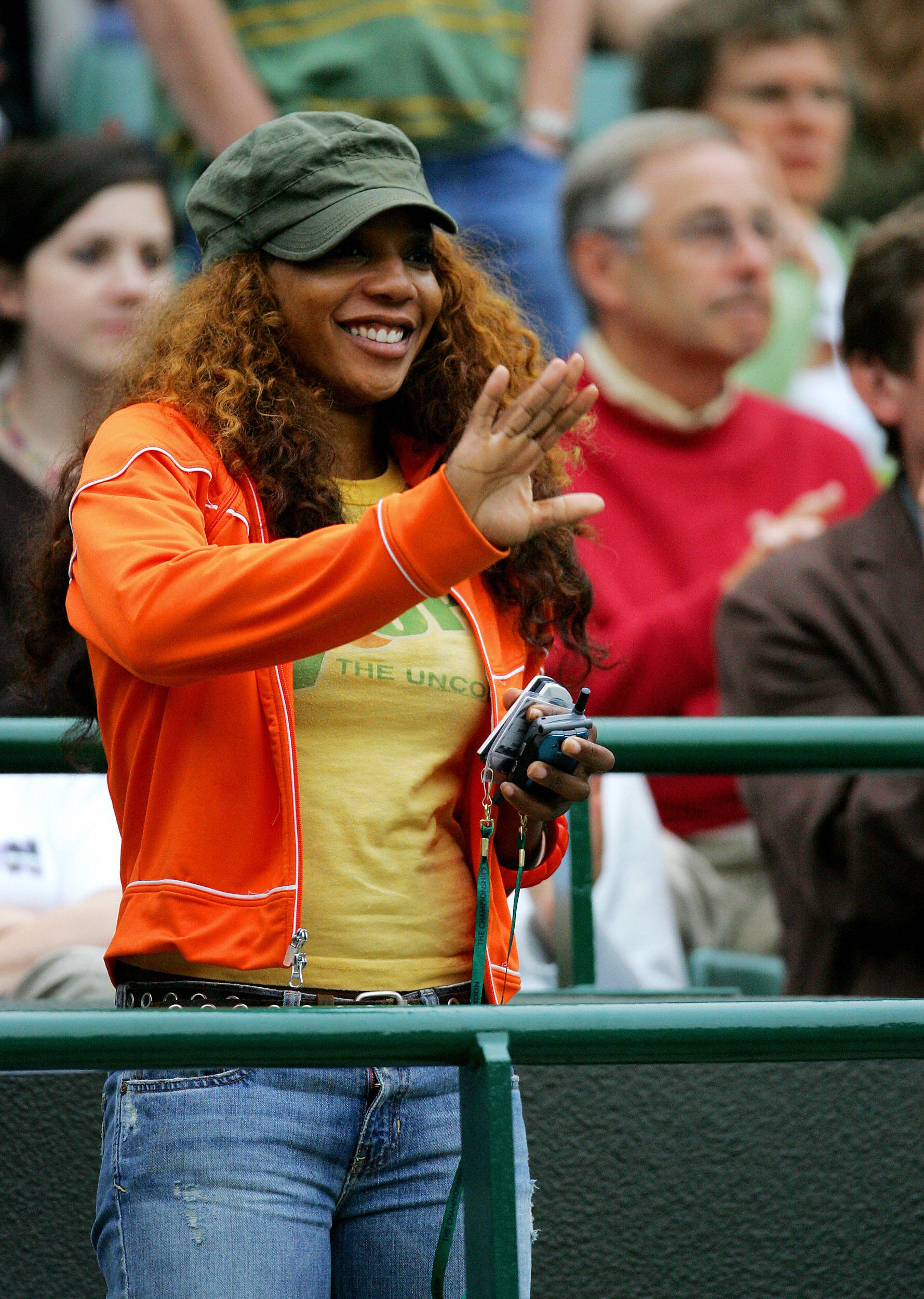 Singer Lyndrea Price waves to her half-sister American tennis star Venus Williams after she defeated Daniela Hantuchova of Slovakia during their match at the 119th Wimbledon Tennis Championships in London, 25 June, 2005. | Source: Getty Images