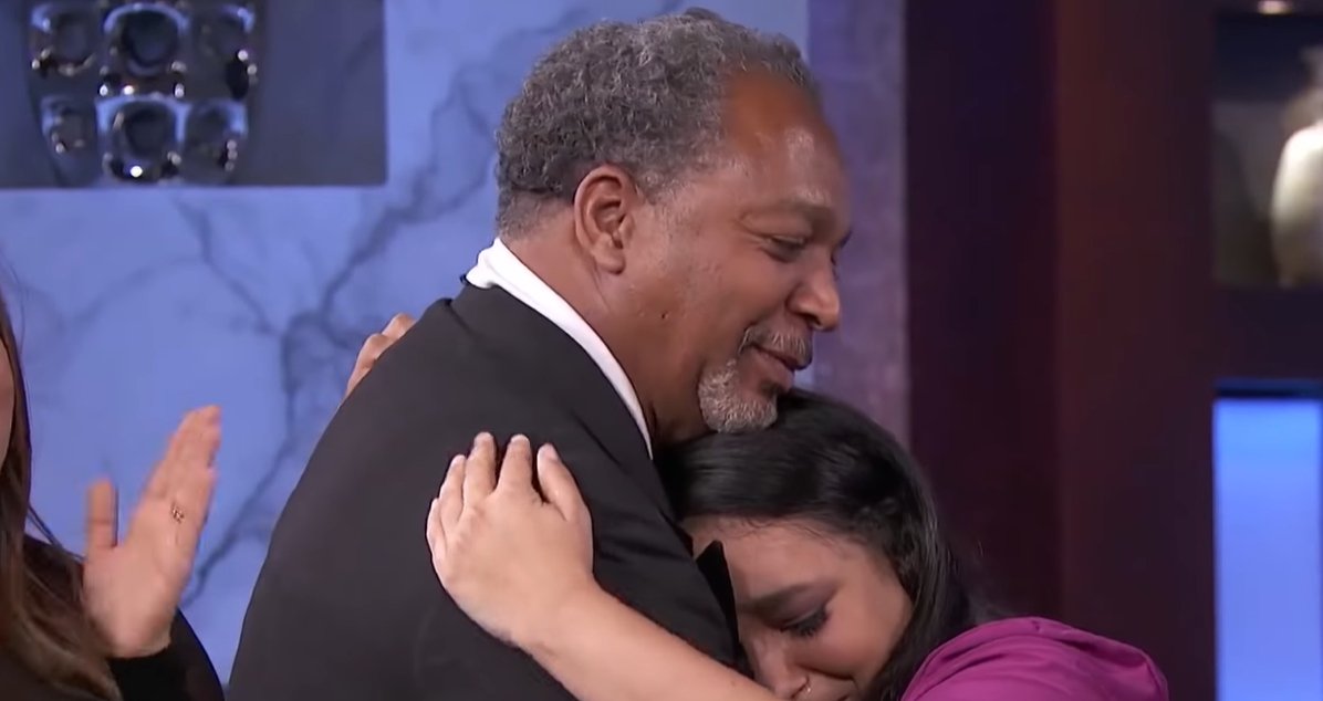 Woman reunited with her father after 30 years on "The Real" | Photo: YouTube/ The Real Daytime