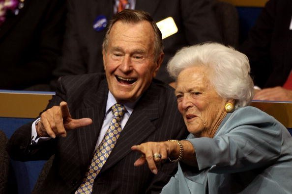 Former President George H.W. Bush (L) and former first lady Barbara Bush (C) point from their seats on day two of the Republican National Convention (RNC) at the Xcel Energy Center on September 2, 2008 in St. Paul, Minnesota.| Photo: GettyImages