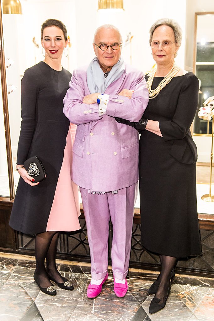 Kristina Blahnik, Manolo Blahnik y Evangelina Blahnik en el lanzamiento de una tienda de Manolo Blahnik el 2 de febrero de 2016. | Foto: Getty Images Kristina Blahnik, Manolo Blahnik y Evangelina Blahnik en el lanzamiento de una tienda de Manolo Blahnik el 2 de febrero de 2016. | Foto: Getty Images