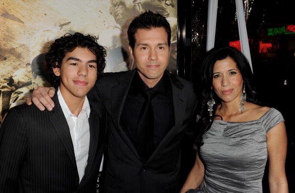 Jon Seda (C), his son Jon Seda Jr. (L) and his wife Lisa arrive at the premiere of HBO's "The Pacific" at the Chinese Theater on February 24, 2010, in Los Angeles, California. | Source: Getty Images.