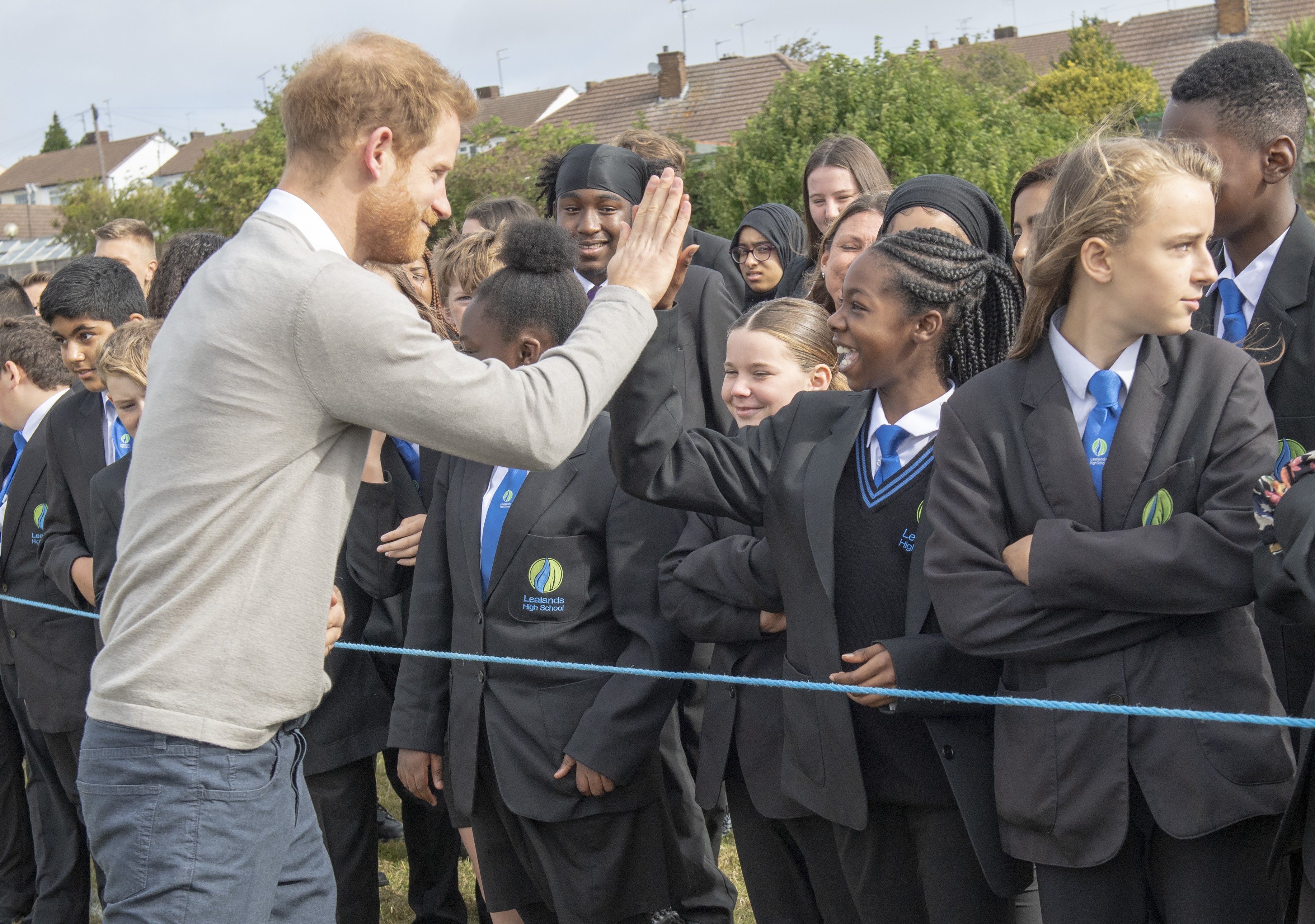 Prinz Harry, Herzog von Sussex, trifft Schüler während seines Besuchs des Rugby Football Union All Schools-Programms an der Lealands High School am 12. September 2019 in Luton, England | Quelle: Getty Images