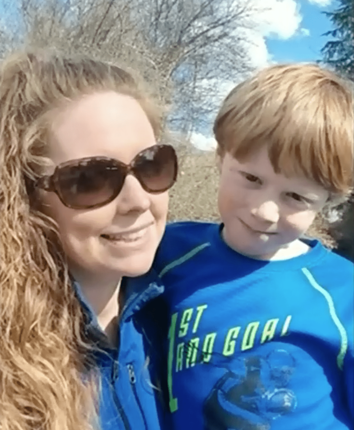La maman qui a sauvé son fils du cougar sourit avec son fils. | CTVNEWS La maman qui a sauvé son fils du cougar sourit avec son fils. | CTVNEWS