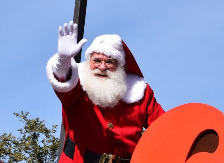 Hombre vestido de Santa Claus saluda a la cámara. | Foto: Pixabay