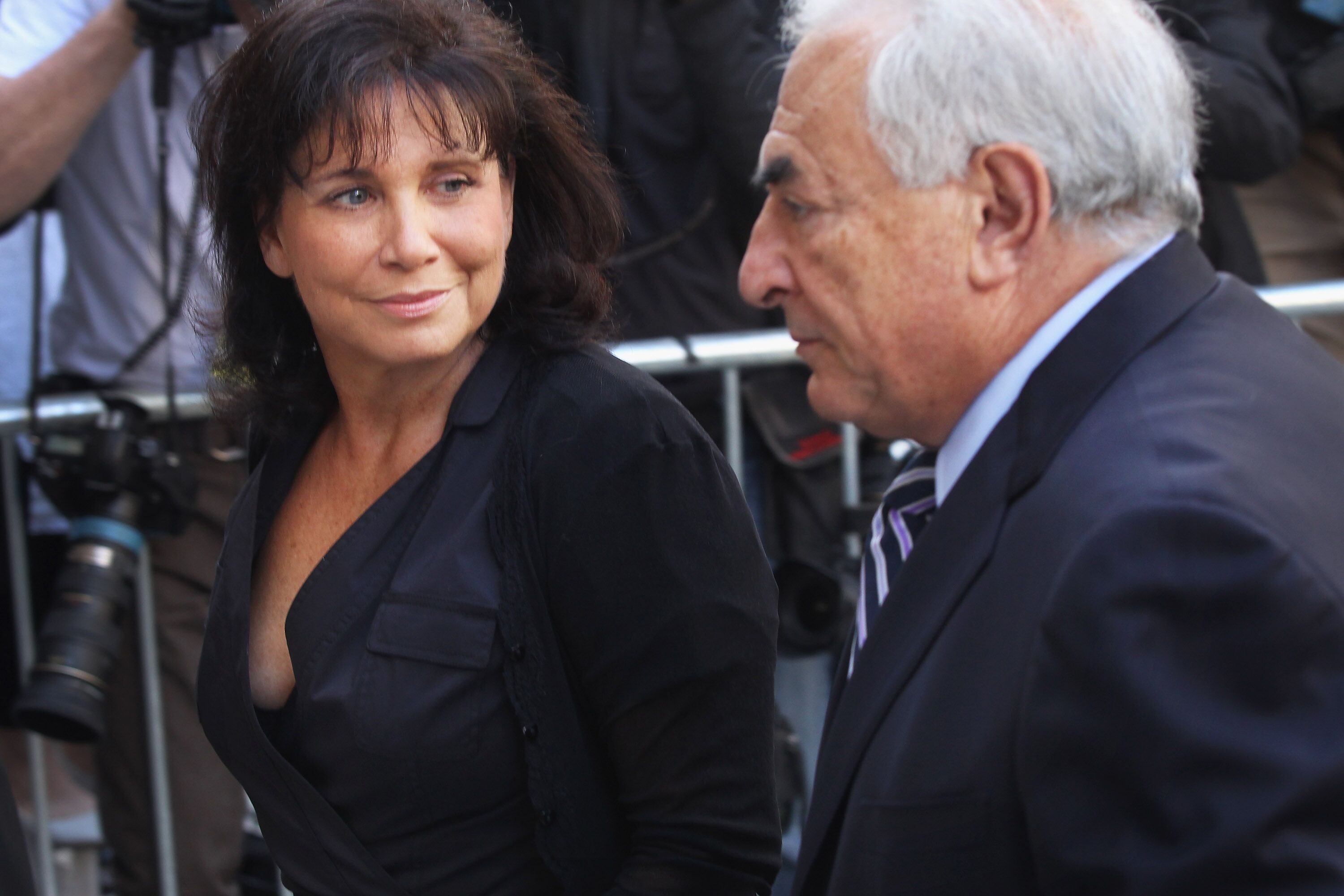 Dominique Strauss-Kahn avec son épouse Anne Sinclair le 23 août 2011 à New York. | Photo : Getty Images Dominique Strauss-Kahn avec son épouse Anne Sinclair le 23 août 2011 à New York. | Photo : Getty Images